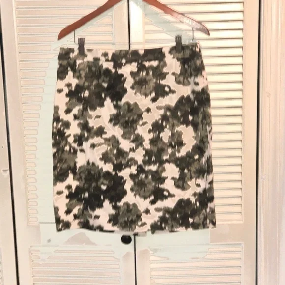 J Crew Blurred Olive Abstract Stretch Skirt Size 10 - Picture 9 of 9